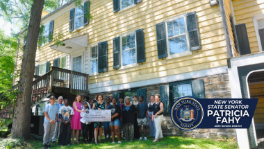 Senator Fahy with Cherry Hill interns and staff in front of the mansion