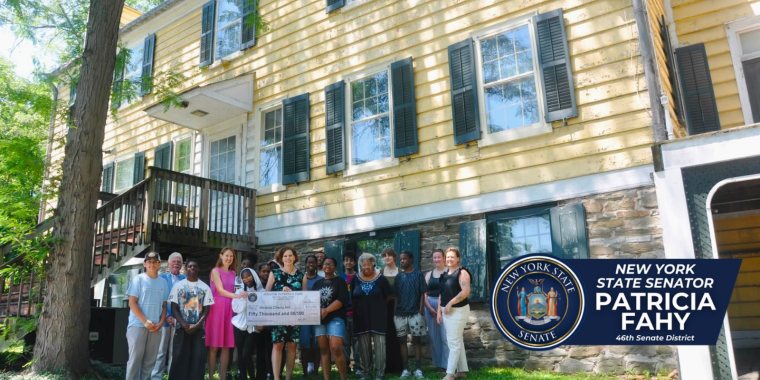 Senator Fahy with Cherry Hill interns and staff in front of the mansion