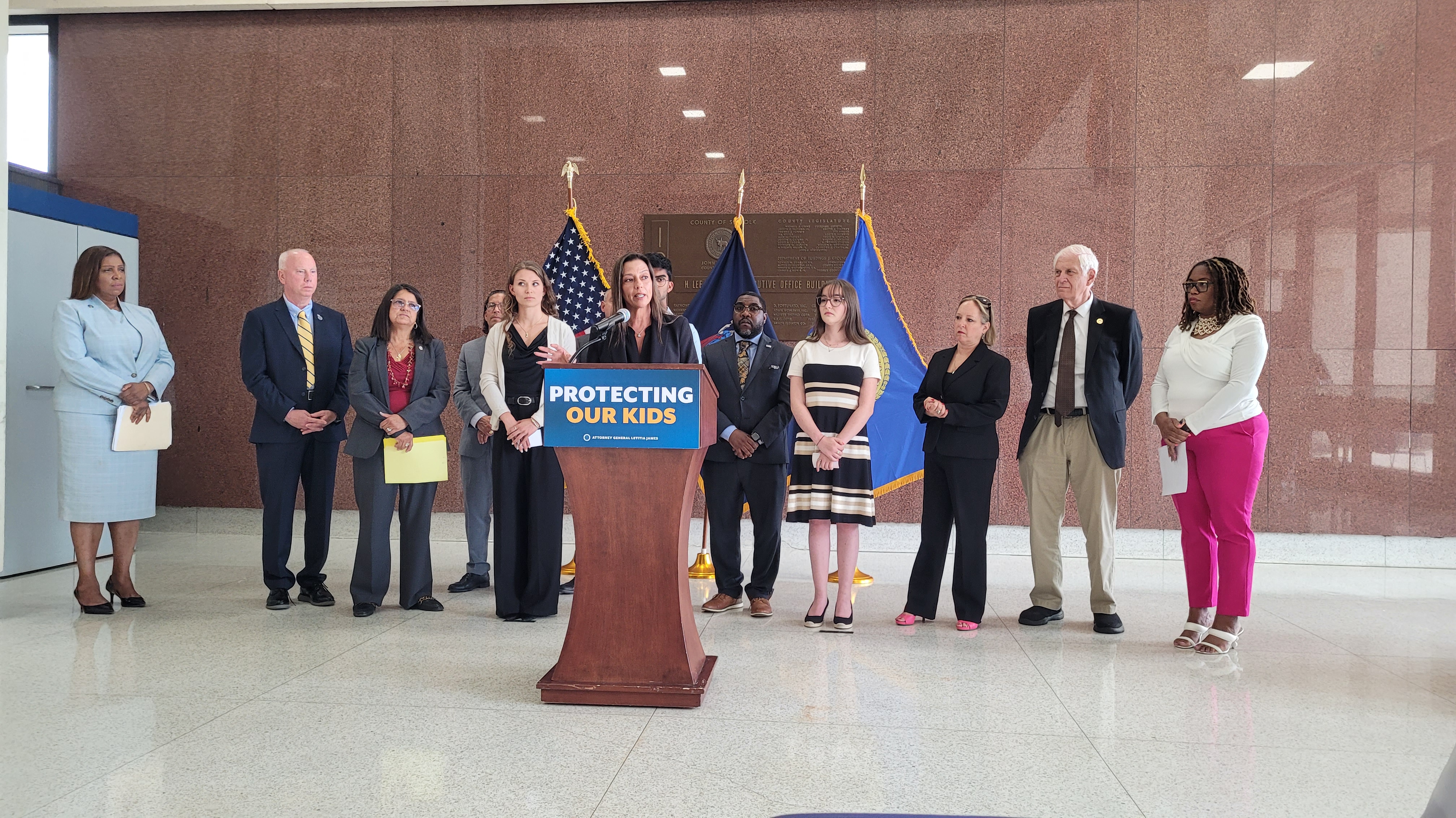 La Senadora del Estado de Nueva York, Mónica R. Martínez destaca los esfuerzos para reducir y prevenir el vapeo juvenil durante una conferencia de prensa realizada el 12 de junio de 2024. A la misma asistieron la Fiscal General, Letitia James y autoridades oficiales del Condado de Suffolk.