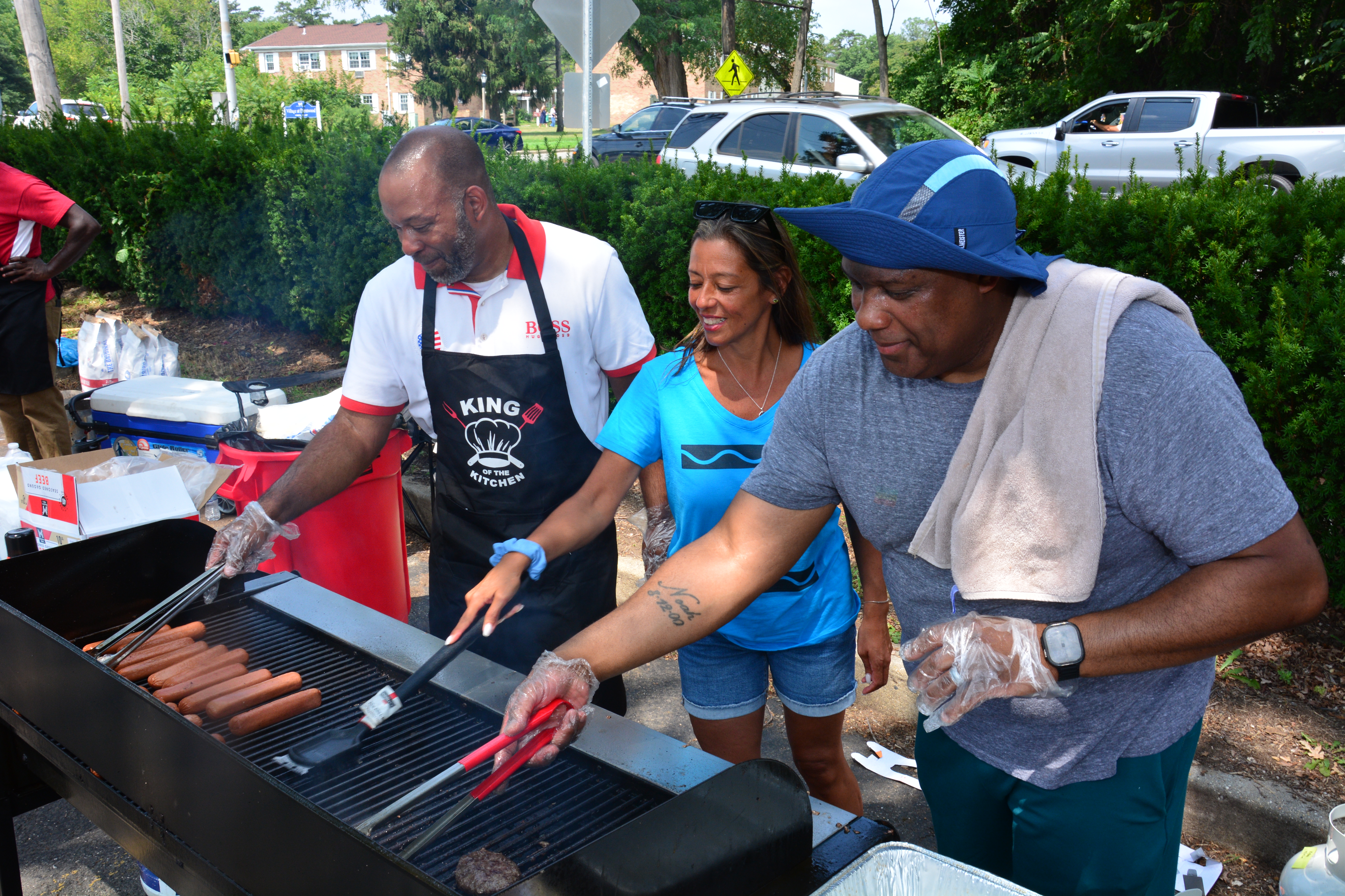 Sen. Martinez and volunteer prepare food during a Aug. 16, 2025, school supply distribution event held in Brentwood.