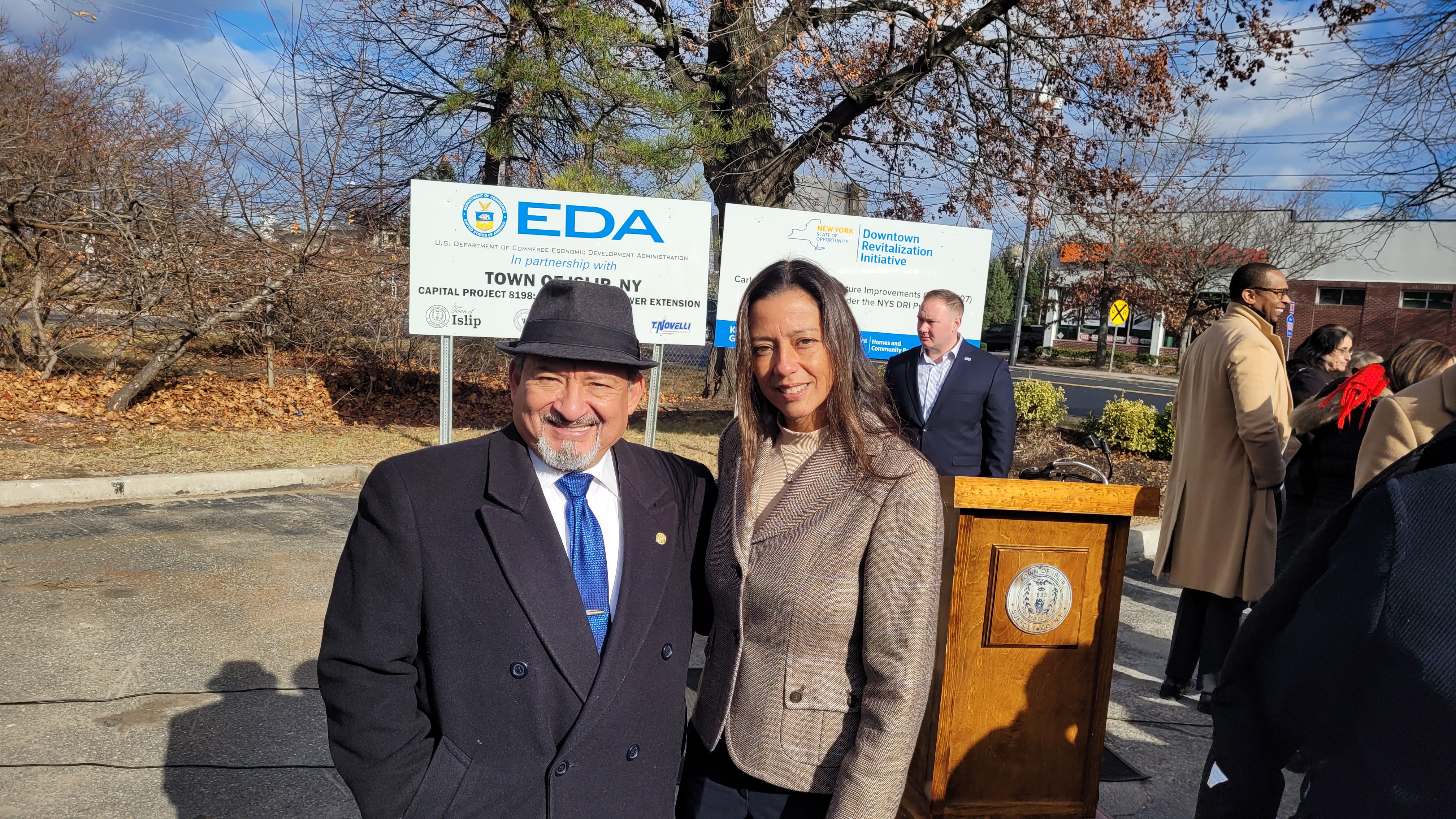 Pie de foto (de izquierda a derecha): Durante una conferencia de prensa realizada el&nbsp; pasado 3 de diciembre, el concejal del Town de Islip, Jorge Guadrón y la senadora del estado de Nueva York, Mónica R. Martínez, anunciaron la finalización del proyecto de expansión del alcantarillado sobre la Carleton Avenue