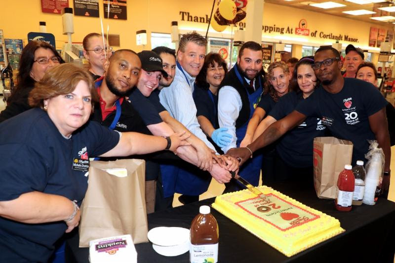 senator_murphy_bags_groceries_recognizes_shoprites_20_years_of_aiding_local_food_banks2.jpg