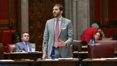 Sen. Gounardes speaks in the State Senate.