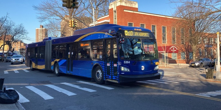 Q10 Bus.senatorsanders.png