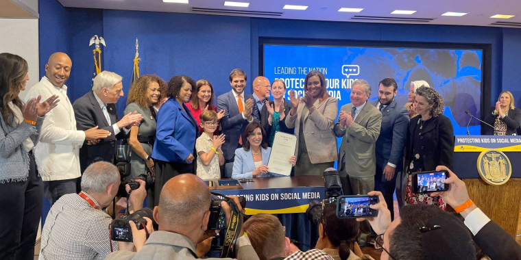 Senator Gounardes Joins Governor Hochul, Attorney General James and others to celebrate the signing of his legislation to protect kids on social media.
