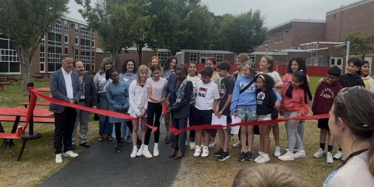Majority Leaders Stewart-Cousins cuts the ribbon on the outdoor classroom space at Sleepy Hollow Middle and High Schools