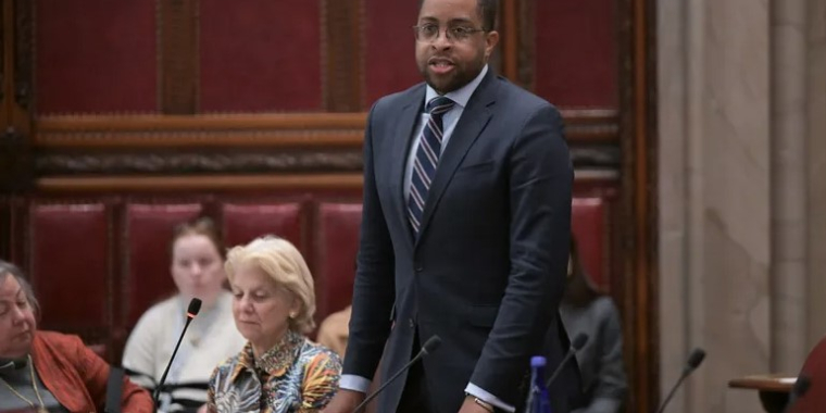 Z speaking in chamber