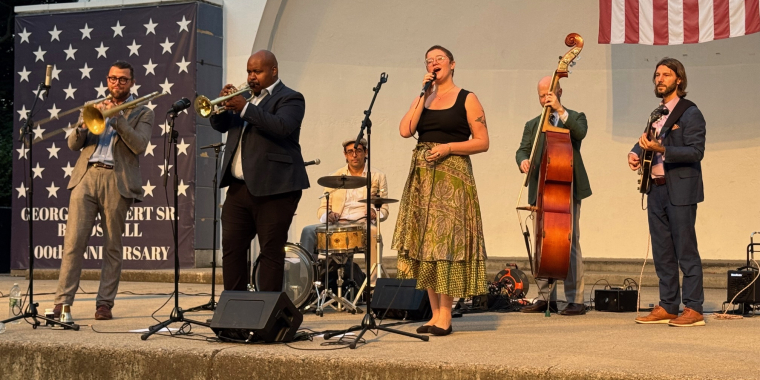 Everyone enjoyed the performance by the Hot Toddies Jazz Band.