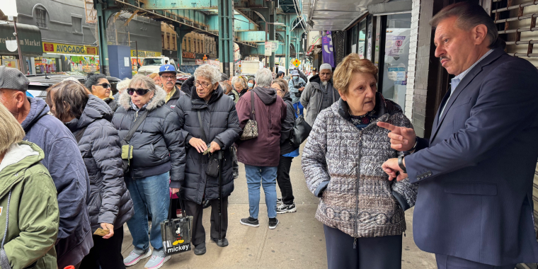 Senator Addabbo directs a constituent to where to receive the MetroCard an OMNY services.
