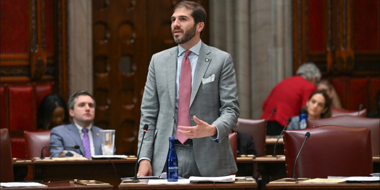 Sen. Gounardes speaks in the State Senate.