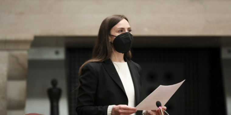 Photo of Senator Biaggi speaking on the Senate floor wearing a mask.